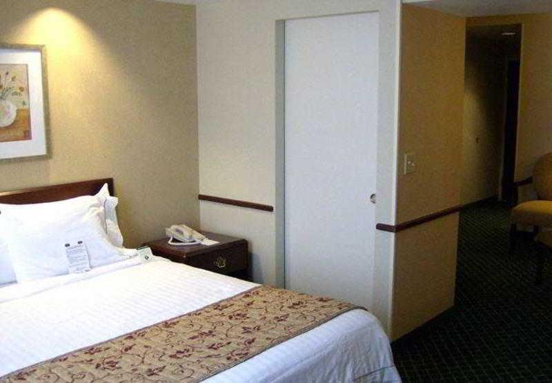 Fairfield Inn & Suites Butler Rom bilde